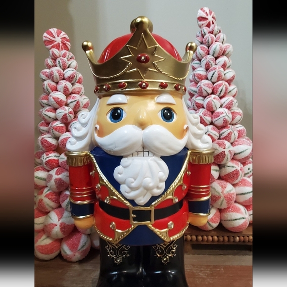 Oversized Festive Nutcracker-NWT - Picture 7 of 7